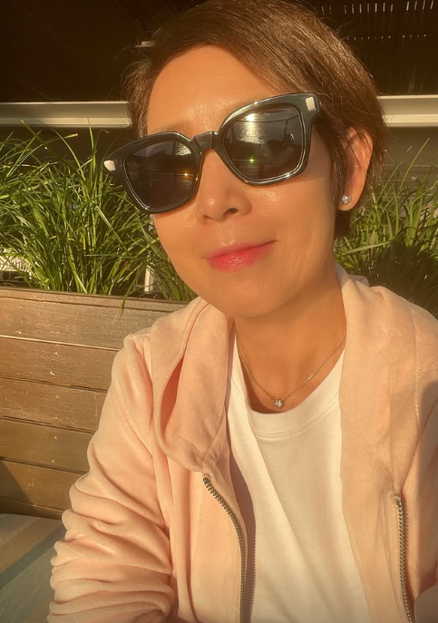 59歲黎芷珊與細12年舊愛一家遊澳洲！單身超過10年一親密舉動惹網民熱議