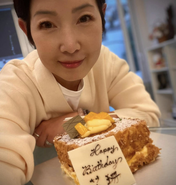 59歲黎芷珊與細12年舊愛一家遊澳洲！單身超過10年一親密舉動惹網民熱議