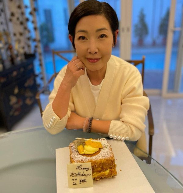 59歲黎芷珊與細12年舊愛一家遊澳洲！單身超過10年一親密舉動惹網民熱議