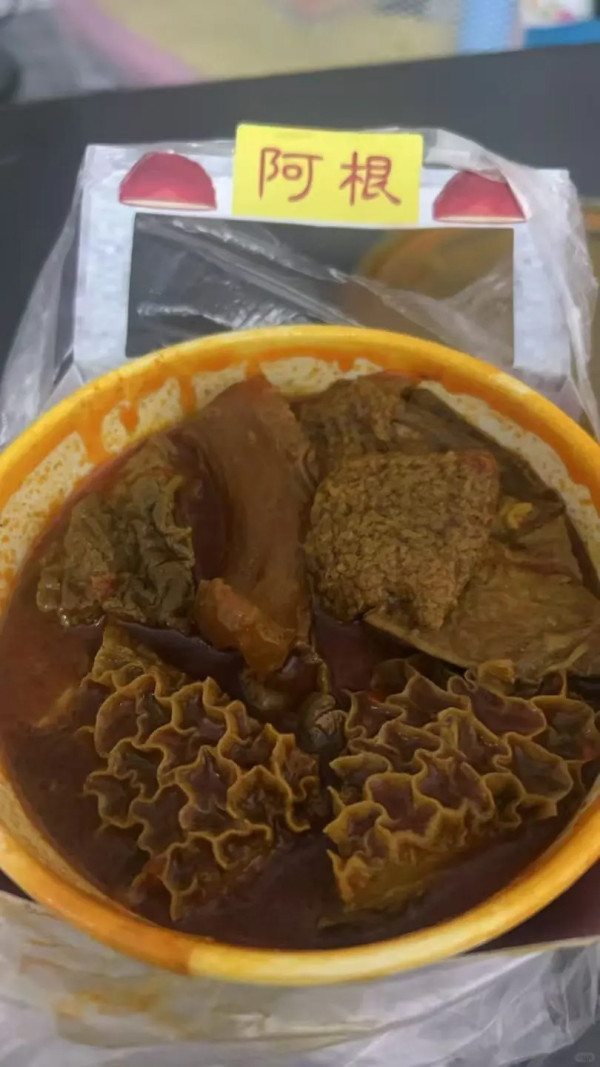 澳門網紅牛雜店驚現山寨版吳卓羲？網友大讚勁靚仔即場抄牌 