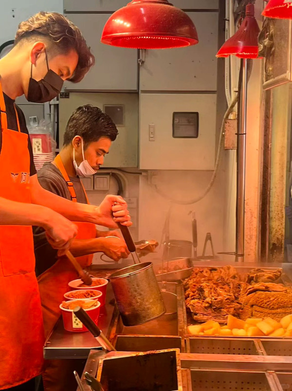 澳門網紅牛雜店驚現山寨版吳卓羲？網友大讚勁靚仔即場抄牌 