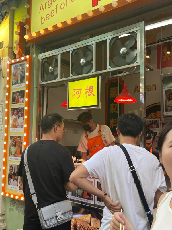 澳門網紅牛雜店驚現山寨版吳卓羲？網友大讚勁靚仔即場抄牌 