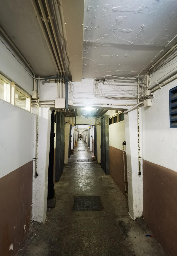 港人獲派彩虹邨公屋近垃圾房單位！恐怖走廊似拍「鬼片」網民分析3大原因勸即刻要