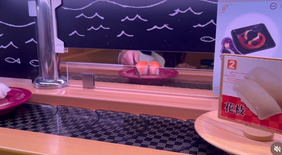 壽司郎又遭惡搞惹熱議！顧客筷子伸入迴轉帶擋三文魚壽司 