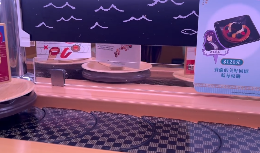 壽司郎又遭惡搞惹熱議！顧客筷子伸入迴轉帶擋三文魚壽司 