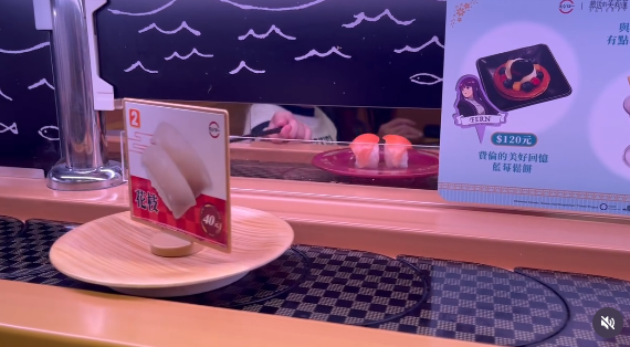 壽司郎又遭惡搞惹熱議！顧客筷子伸入迴轉帶擋三文魚壽司 