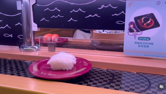 壽司郎又遭惡搞惹熱議！顧客筷子伸入迴轉帶擋三文魚壽司 