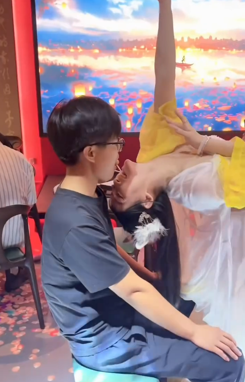 內地酒吧有1特別服務網友起哄！香港網民笑言：啲人好難唔北上… 