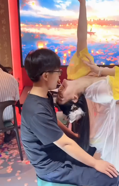 內地酒吧有1特別服務網友起哄！香港網民笑言：啲人好難唔北上… 