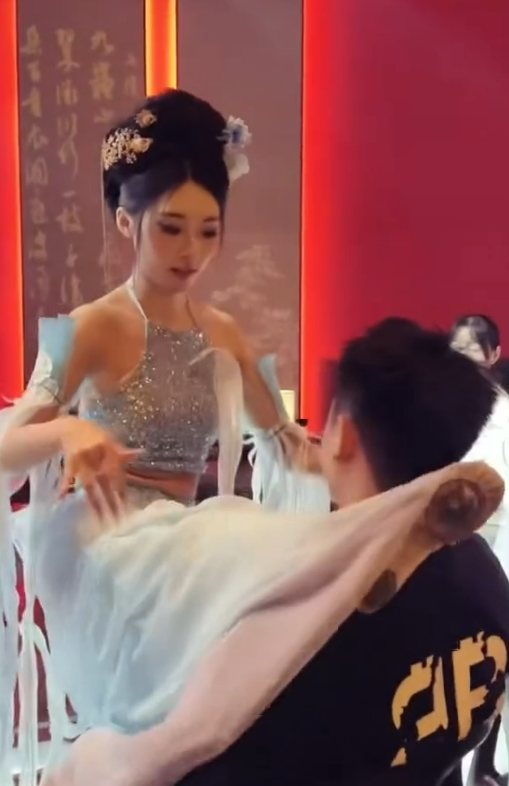 內地酒吧有1特別服務網友起哄！香港網民笑言：啲人好難唔北上… 