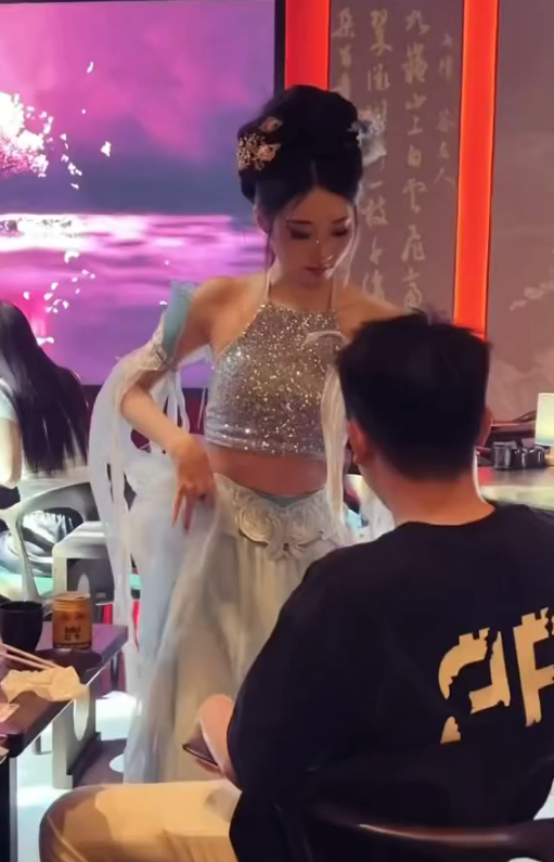 內地酒吧有1特別服務網友起哄！香港網民笑言：啲人好難唔北上… 