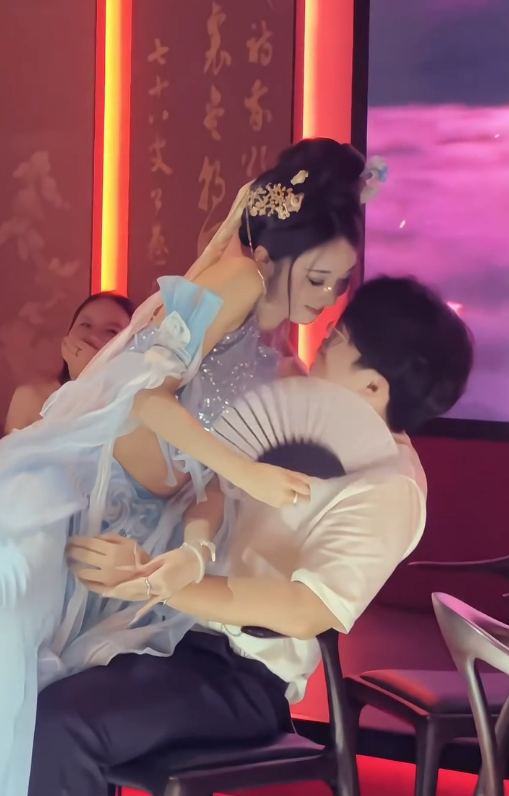 內地酒吧有1特別服務網友起哄！香港網民笑言：啲人好難唔北上… 