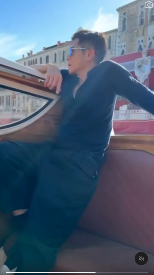 天王外遊59歲郭富城去威尼斯打卡 一個奇怪姿勢網民兩極評價 