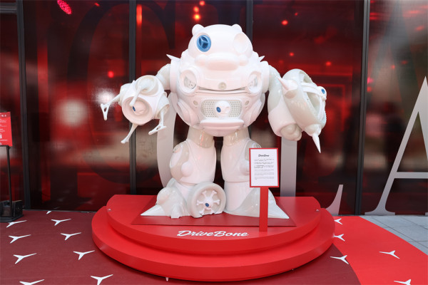 平治x藝術家OFFGOD:TATE AirSide 期間限定 CLA POPUP  展出生物藝術車