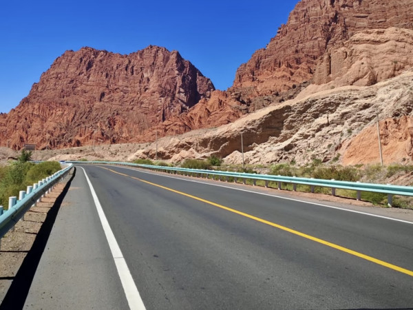 新疆獨庫公路（圖片：小紅書）