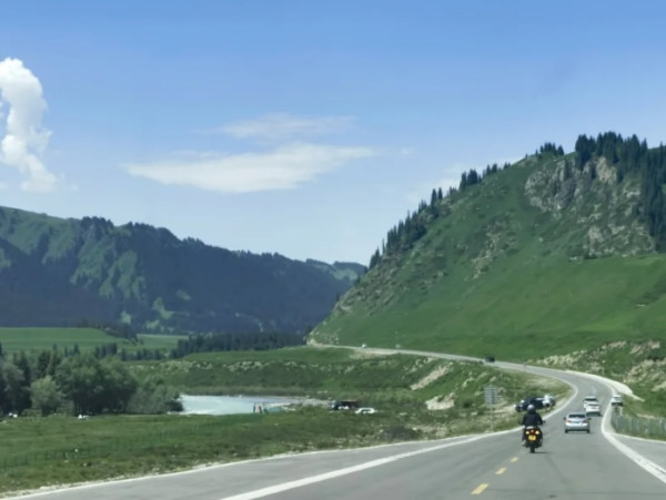 新疆獨庫公路（圖片：小紅書）