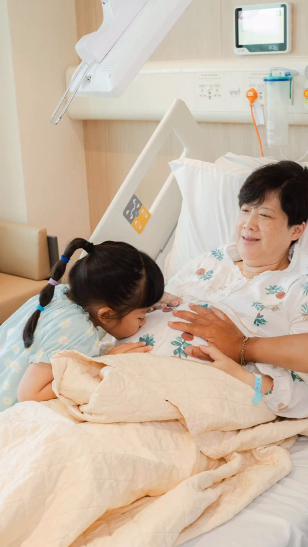 58歲黃澤鋒老婆平安誕下第二胎囡囡 IG報喜父女溫馨抱BB：黃妃與貴妃