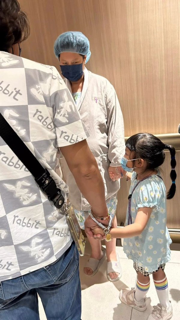 58歲黃澤鋒老婆平安誕下第二胎囡囡 IG報喜父女溫馨抱BB：黃妃與貴妃