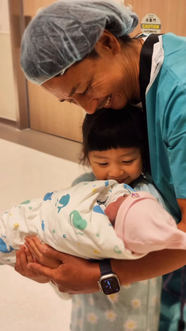 年度回顧｜盤點2025年娛樂圈16位新手爸媽 TVB模範夫妻結婚7年終報喜！呢位秘密生B最震撼！