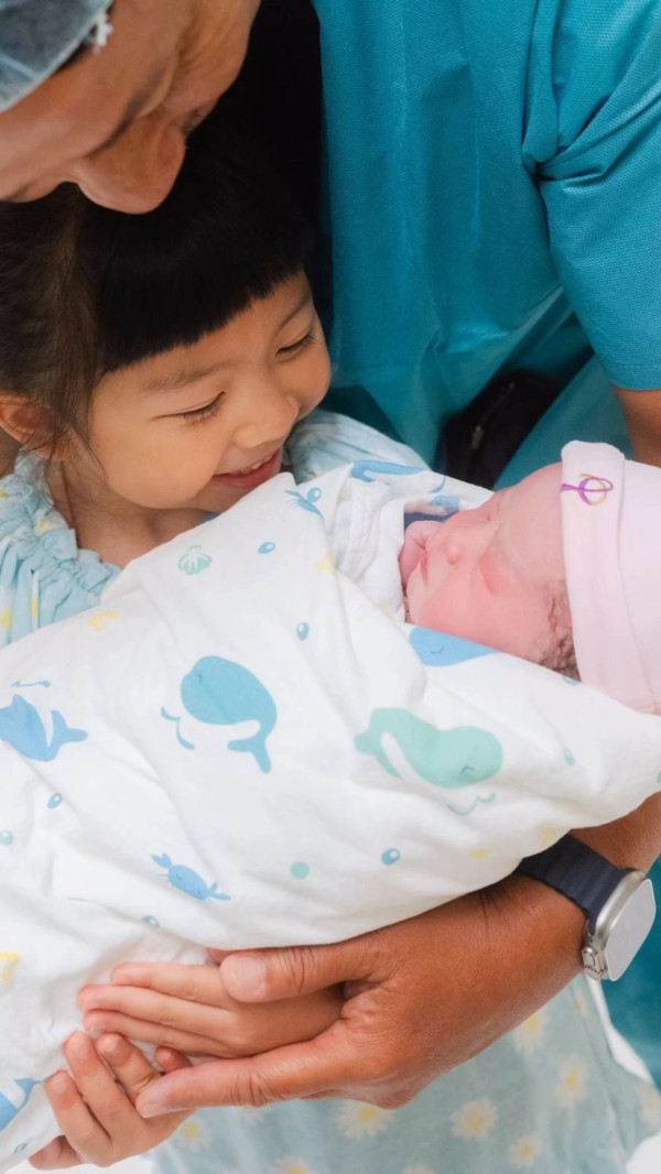 年度回顧｜盤點2025年娛樂圈16位新手爸媽 TVB模範夫妻結婚7年終報喜！呢位秘密生B最震撼！