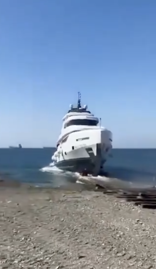 有片!百萬新遊艇下水15分鐘即沉沒 全船搭客驚險跳海逃生!