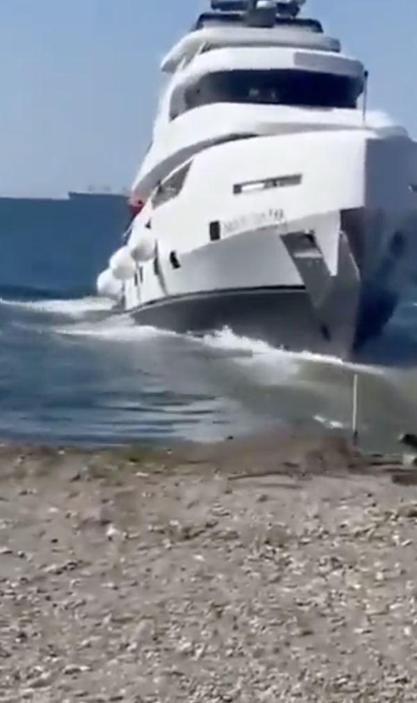 有片!百萬新遊艇下水15分鐘即沉沒 全船搭客驚險跳海逃生!