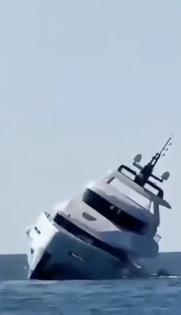 有片!百萬新遊艇下水15分鐘即沉沒 全船搭客驚險跳海逃生!