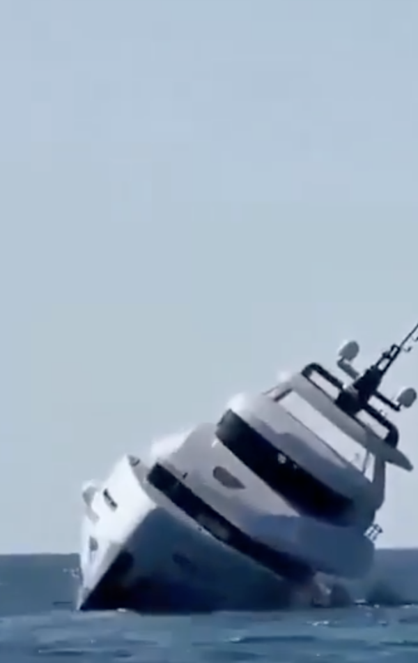 有片!百萬新遊艇下水15分鐘即沉沒 全船搭客驚險跳海逃生!