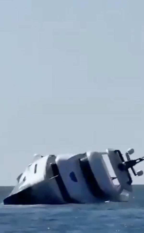 有片!百萬新遊艇下水15分鐘即沉沒 全船搭客驚險跳海逃生!