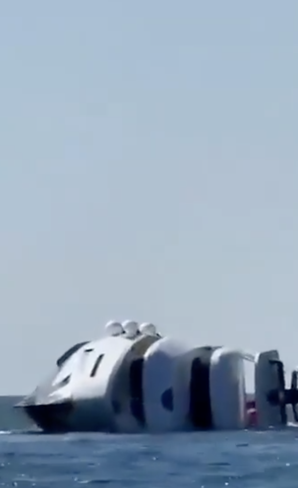 有片!百萬新遊艇下水15分鐘即沉沒 全船搭客驚險跳海逃生!
