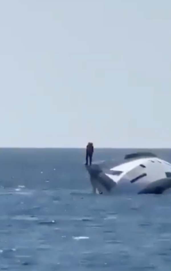 有片!百萬新遊艇下水15分鐘即沉沒 全船搭客驚險跳海逃生!