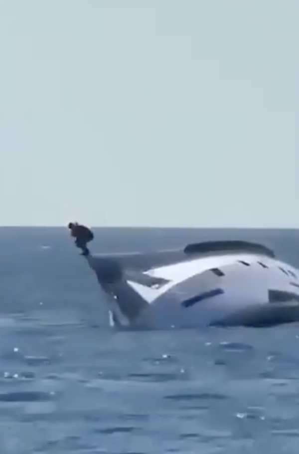 有片!百萬新遊艇下水15分鐘即沉沒 全船搭客驚險跳海逃生!