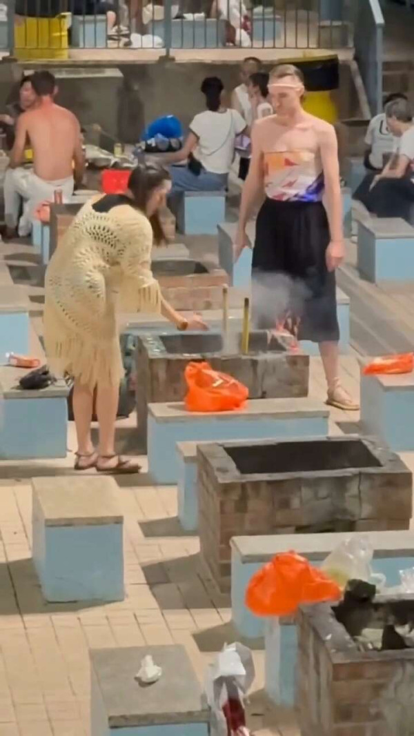 有片｜公德心何在？疑似兩外籍人士用公眾燒烤場烤爐焚燒冥鏹 網民怒轟不尊重傳統習俗