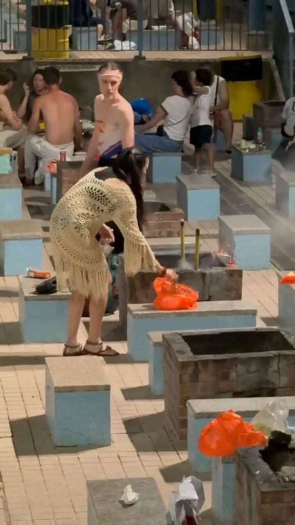 有片｜公德心何在？疑似兩外籍人士用公眾燒烤場烤爐焚燒冥鏹 網民怒轟不尊重傳統習俗