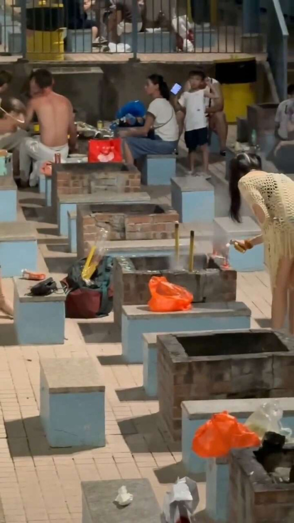 有片｜公德心何在？疑似兩外籍人士用公眾燒烤場烤爐焚燒冥鏹 網民怒轟不尊重傳統習俗