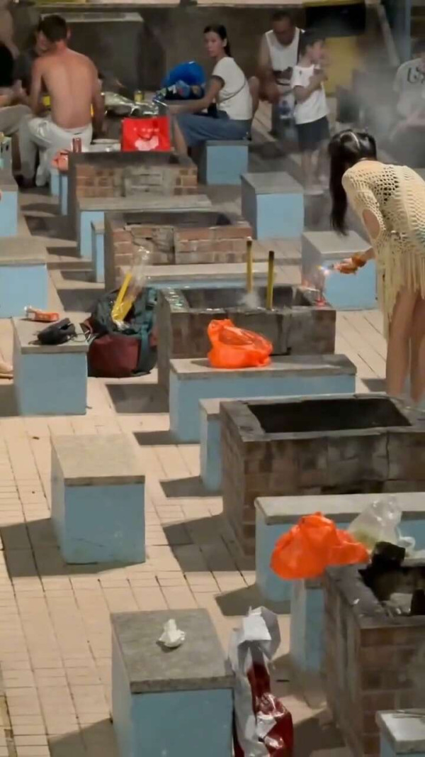 有片｜公德心何在？疑似兩外籍人士用公眾燒烤場烤爐焚燒冥鏹 網民怒轟不尊重傳統習俗