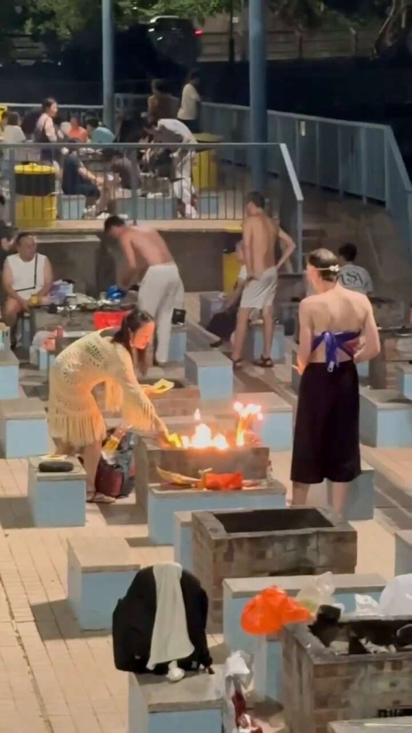 有片｜公德心何在？疑似兩外籍人士用公眾燒烤場烤爐焚燒冥鏹 網民怒轟不尊重傳統習俗