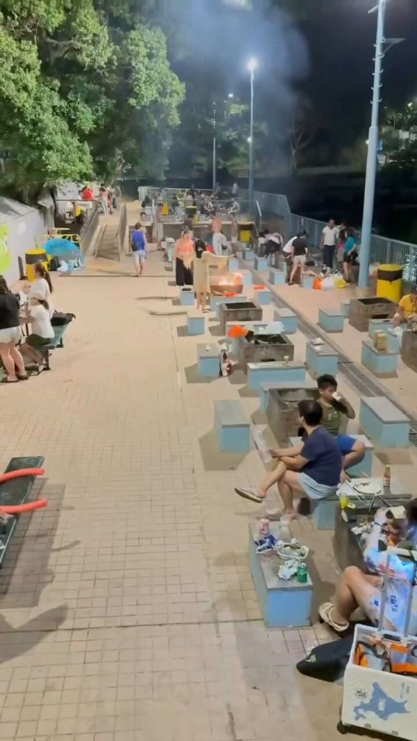 有片｜公德心何在？疑似兩外籍人士用公眾燒烤場烤爐焚燒冥鏹 網民怒轟不尊重傳統習俗