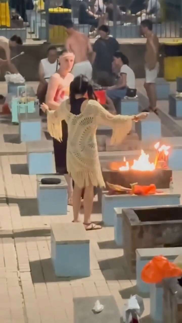 有片｜公德心何在？疑似兩外籍人士用公眾燒烤場烤爐焚燒冥鏹 網民怒轟不尊重傳統習俗