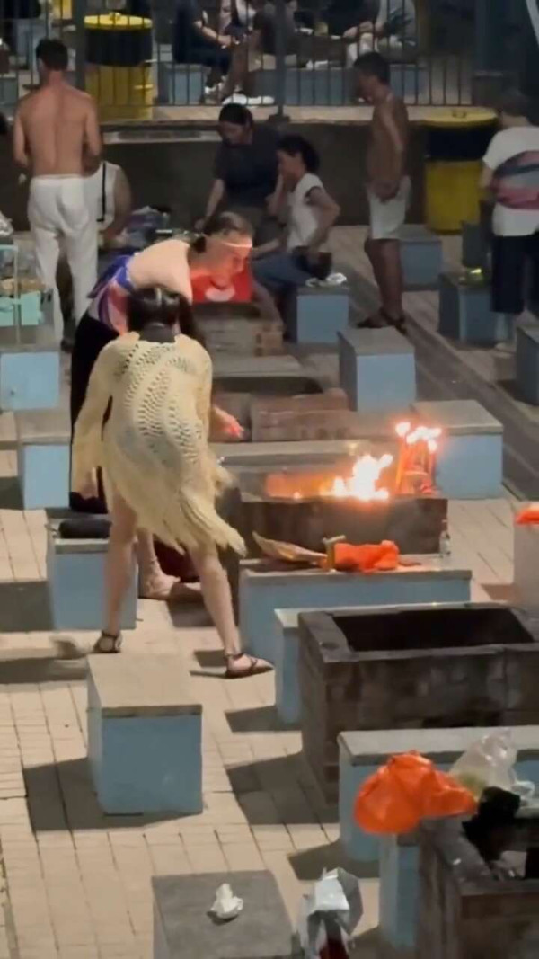有片｜公德心何在？疑似兩外籍人士用公眾燒烤場烤爐焚燒冥鏹 網民怒轟不尊重傳統習俗