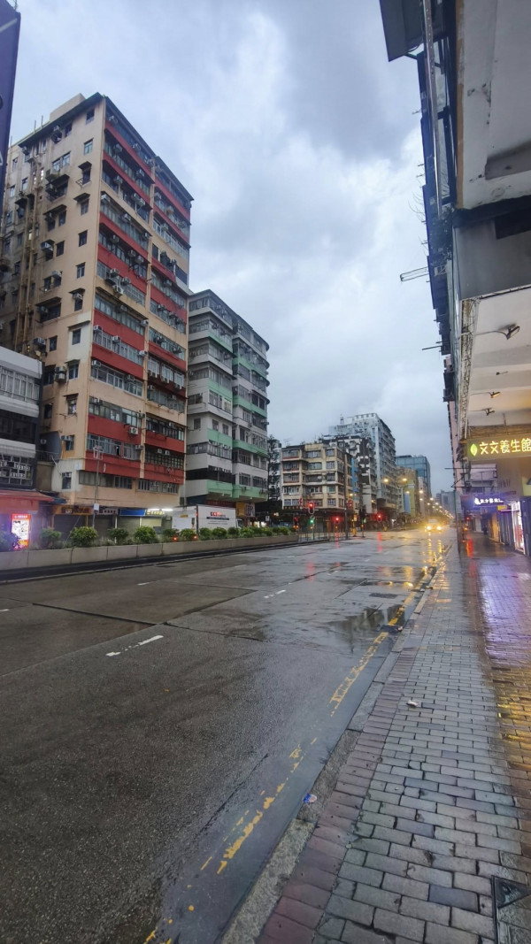 颱風塔巴｜打工仔自製「防水神器」返工唔濕身！網民驚呼崖广 建議用呢樣代替？