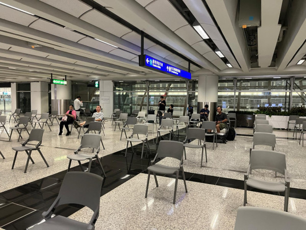 颱風塔巴｜8號風球襲港機場運作受影響 全日料百班機取消 機管局籲旅客及早查詢 