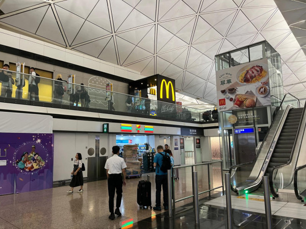 颱風塔巴｜8號風球襲港機場運作受影響 全日料百班機取消 機管局籲旅客及早查詢 