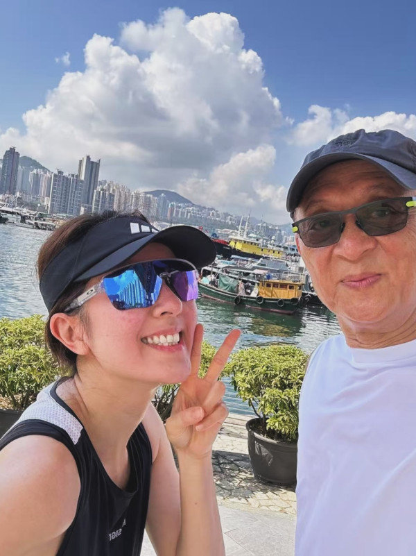 唐詩詠素顏跑步自揭43歲真實容貌 罕露事業線惹網民驚訝：最自然的狀態！