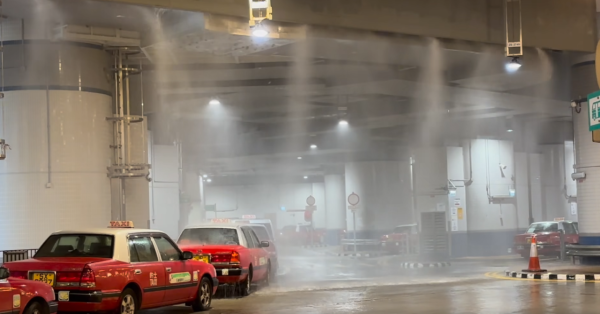 暴風塔巴｜大圍旺區出現「水簾洞」！網民直擊：洗車正呀！