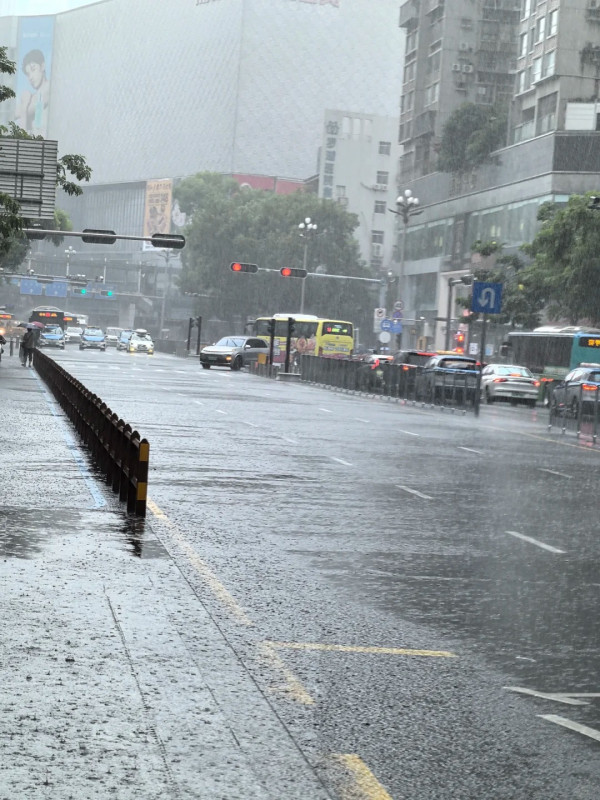 颱風塔巴｜北上注意！颱登陸台山多地狂風大暴雨 深圳進入暴雨防禦狀態 