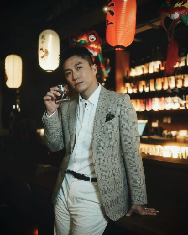 TVB視帝踎街邊食飯盒竟冇人認出？網民以為係劉德華同謝霆鋒：「到底誰啊」