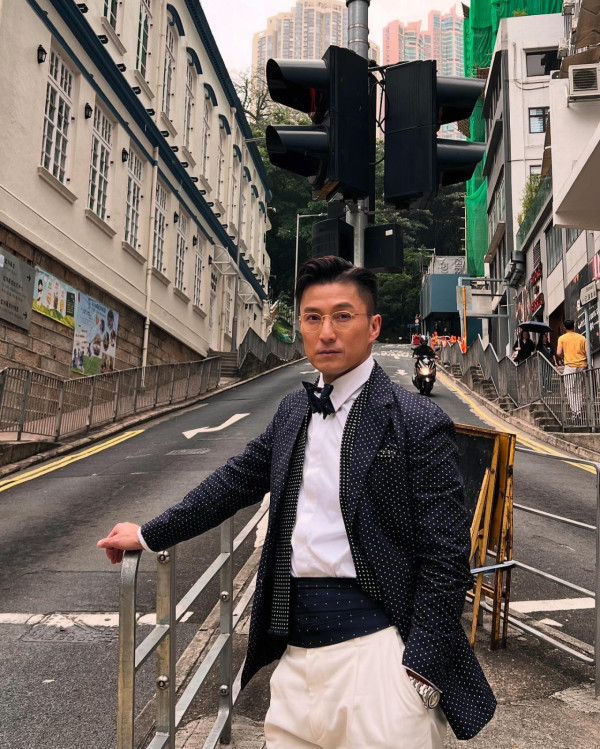 TVB視帝踎街邊食飯盒竟冇人認出？網民以為係劉德華同謝霆鋒：「到底誰啊」