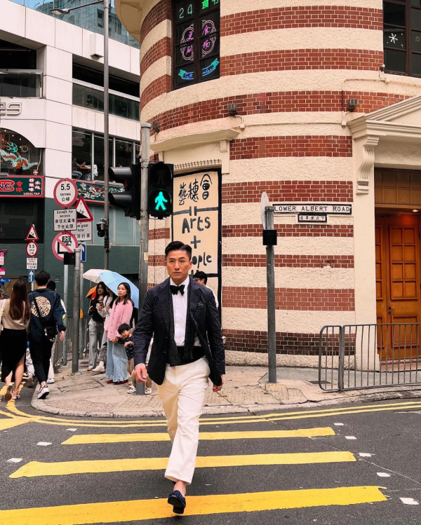 TVB視帝踎街邊食飯盒竟冇人認出？網民以為係劉德華同謝霆鋒：「到底誰啊」