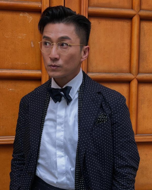 TVB視帝踎街邊食飯盒竟冇人認出？網民以為係劉德華同謝霆鋒：「到底誰啊」